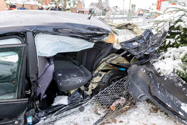 FW Porta Westfalica: 27.01.2026 - Bahnunfall - PKW gegen Zug in Eisbergen