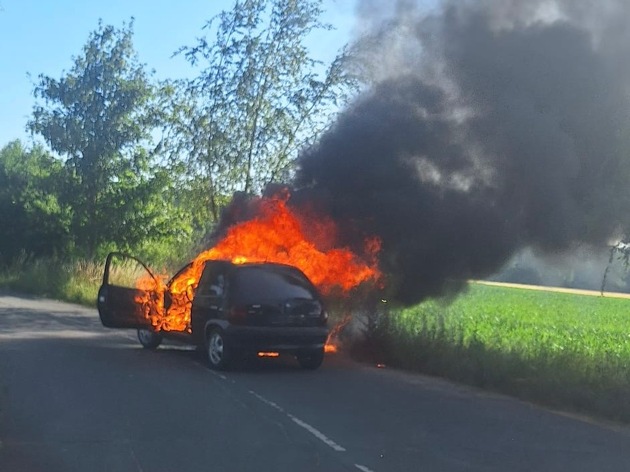 FW Flotwedel: Brennender PKW bei Offensen sorgt für Feuerwehreinsatz