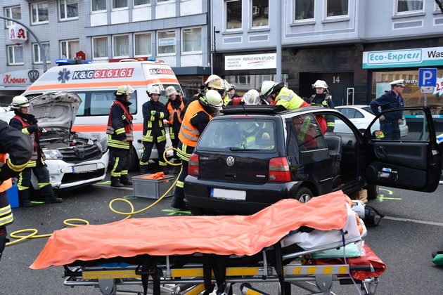 FW-DO: Do-Mitte: Verkehrsunfall auf der Hohen Straße mit drei verletzten Personen