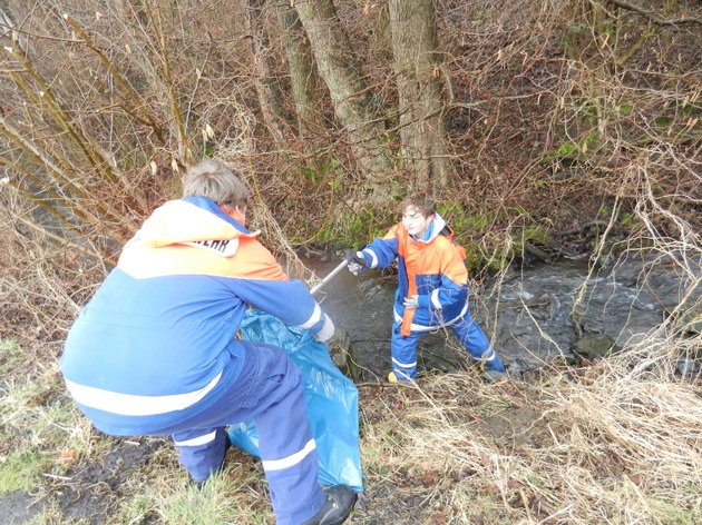 FW-AR: Voßwinkeler Jugendfeuerwehr unterstützt tatkräftig Aktion &quot;Arnsberg putz(t) munter&quot;