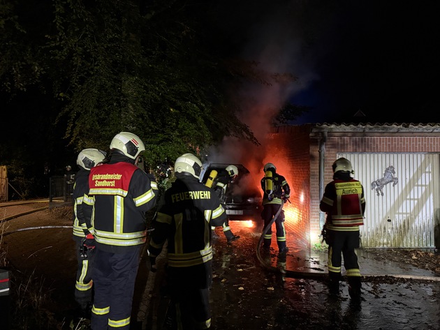 FW-AUR: Ausbreitung von PKW-Brand abgewendet