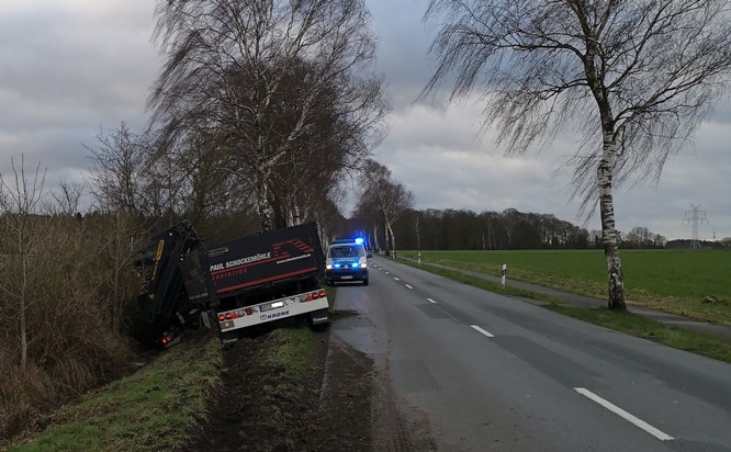 POL-STD: LKW mit Anhänger gerät in den Seitenraum - Polizei sucht Fahrer von weißem Transporter