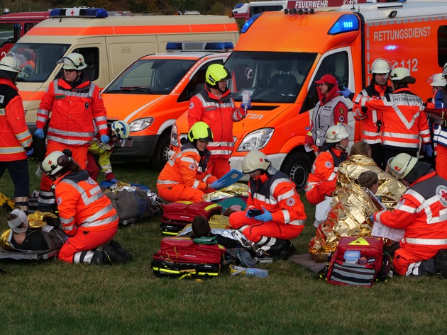 FW-PB: 250 Einsatzkräfte proben den Ernstfall auf dem Flughafen Paderborn/Lippstadt