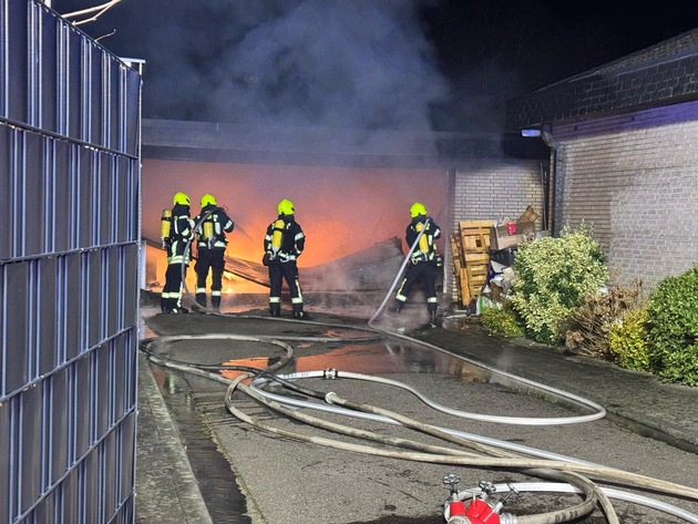 FW Bergheim: Feuerwehr löscht Garagenbrand in Bergheim PKW rechtzeitig ins Freie gefahren - Einsatz nach zwei Stunden beendet