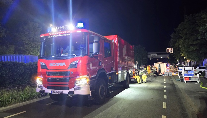 FW-AR: Chemieunfall in einer Produktion für Hygienepapier - Nächtlicher Großeinsatz der Feuerwehr Arnsberg