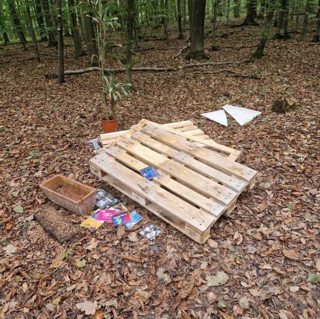 POL-OS: Bad Rothenfelde: Illegale Müllentsorgung im Waldgebiet - Polizei bittet um Hinweise (Foto)