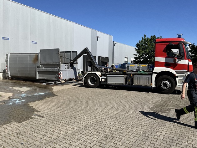 FW-NE: Feuer an einer Gewerbehalle | Brennender Presscontainer abgelöscht