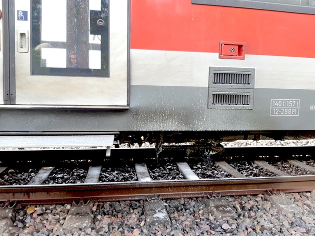 BPOL NRW: Regionalbahn überfährt Felge mit Reifen und wird erheblich beschädigt - Bundespolizei fahndet nach Täter und bittet Bevölkerung um Hinweise