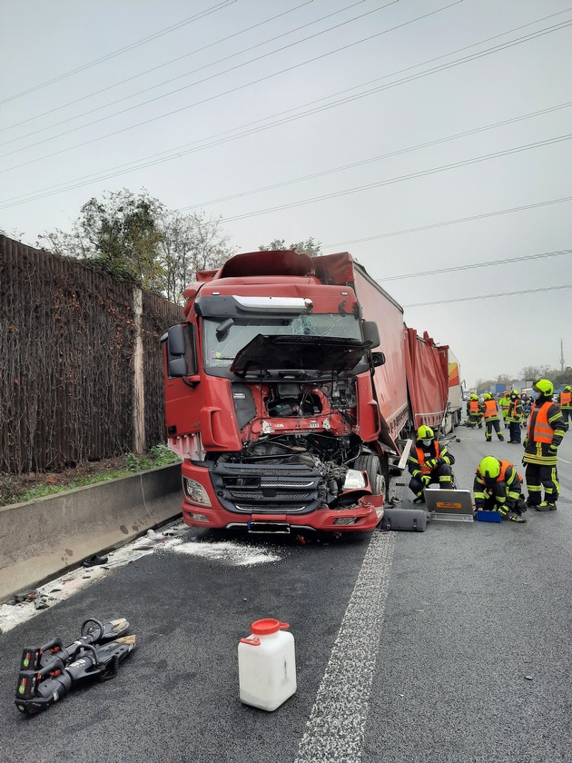 FW-OB: Verkehrsunfall mit vier beteiligten Lkw auf der A 3 in Oberhausen