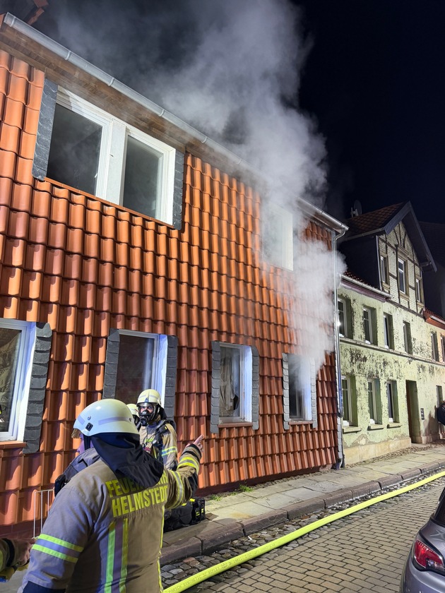 FW Helmstedt: Feuer in Mehrfamilienhaus mit Menschenrettung