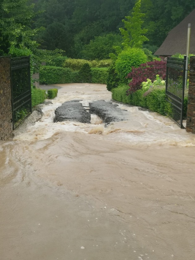FW-GL: Zahlreiche und umfangreiche Schäden im gesamten Stadtgebiet von Bergisch Gladbach - Stadt stellt Notunterkunft zur Verfügung
