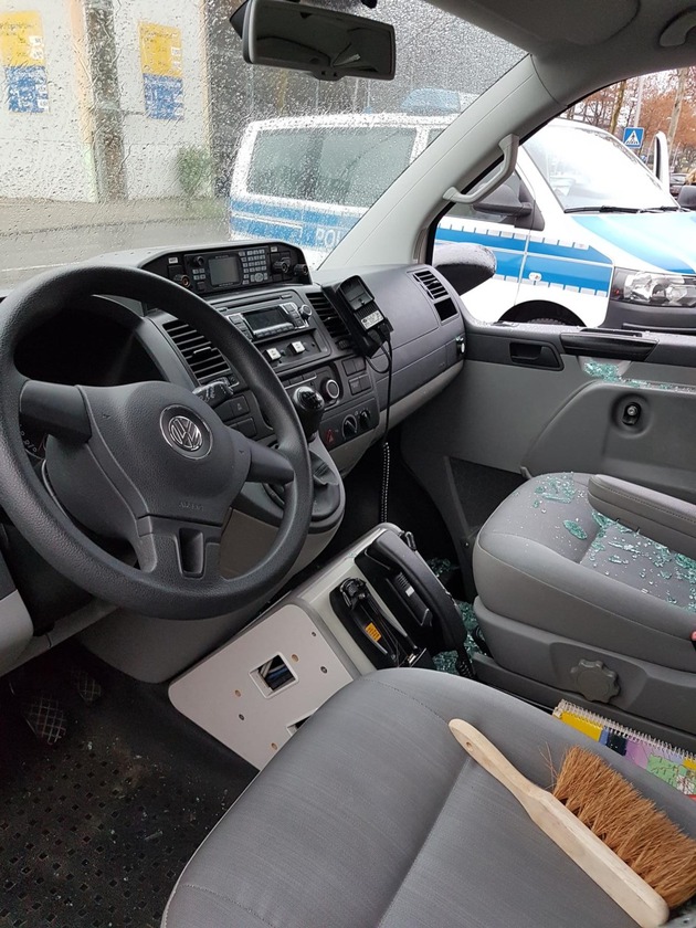 BPOL NRW: Zeugenaufruf: Unbekannte zerstören Dienstwagen der Bundespolizei am helllichten Tag