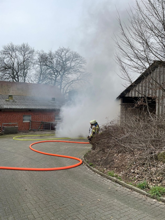 FW-RE: Brand auf landwirtschaftlichem Gelände - ein verletzter Feuerwehrmann