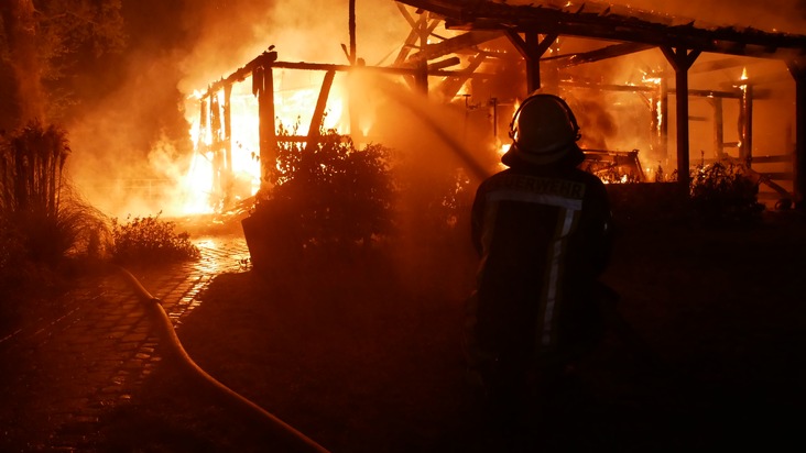 FW Celle: Scheunenbrand in Altencelle - 1. Lagemeldung 3:00 Uhr!