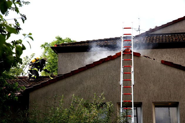 FW-E: Feuer im Dachstuhl der Kindertagesstätte St. Anna, Anwohner bemerkt Rauchentwicklung