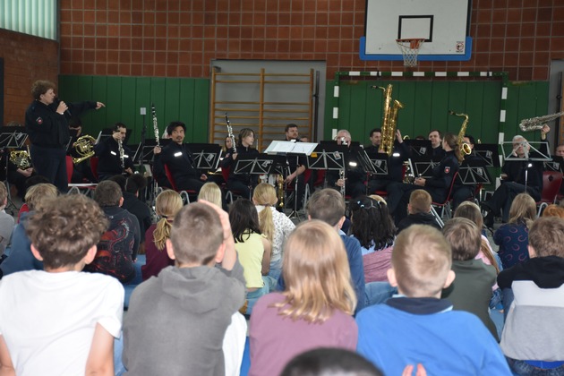 POL-ROW: Pr&auml;ventionsarbeit mit Musik: Polizeiorchester Niedersachsen begeistert Grundsch&uuml;lerinnen und Grundsch&uuml;ler in Zeven