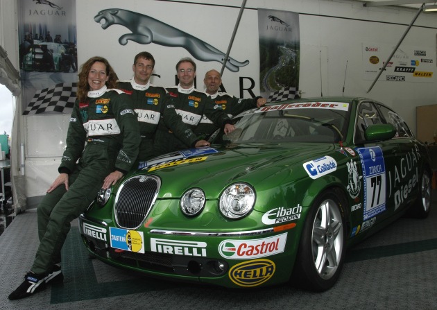 Start beim 24-Stunden-Rennen auf dem Nürburgring / Jaguar S-TYPE mit Diesel-Power unterwegs auf der Nordschleife