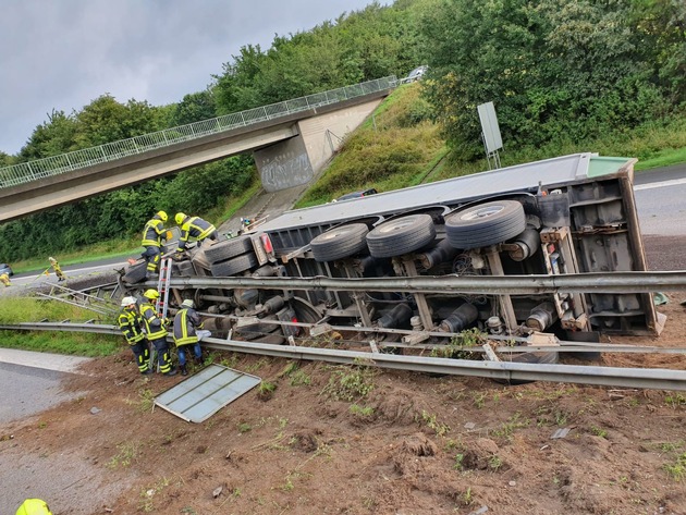 FW-RD: Montag, 19.08.2019, ca. 08:15Uhr: Verkehrsunfall auf A7: LKW verunglückt und prallt gegen Mittelleitplanke