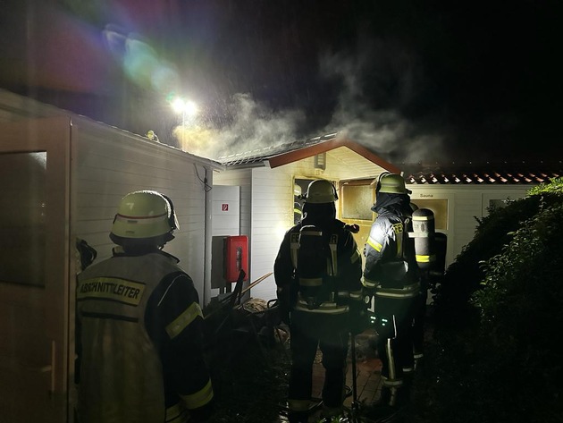 FW Datteln: Brennende Sauna alarmiert um 19:38 Uhr die Feuerwehr