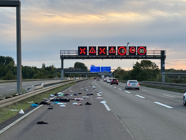 POL-OF: Autobahnpolizei sammelte Inhalt von Dachbox ein: Fahrspuren zeitweise gesperrt