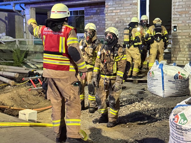 FW-GL: Dachstuhlbrand auf Baustelle in Bergisch Gladbach-Kippekausen - Feuerwehr mit Großaufgebot im Einsatz