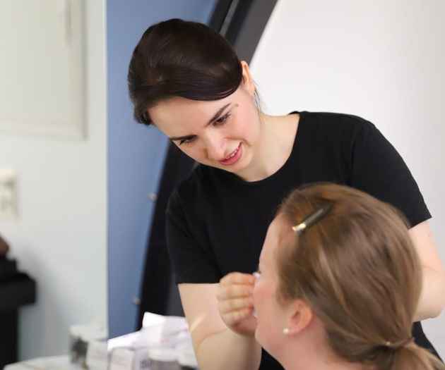 Erfolgreiche Weiterbildung: Drei Mitarbeiterinnen verstärken das Make-up Artist-Team bei AERNI Bern nach Abschluss ihrer Ausbildung an der La Biosthétique Academy