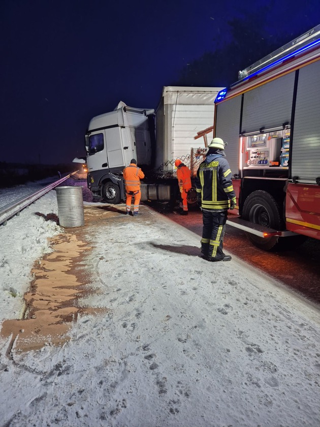 FW-ROW: Sattelzug verungl&uuml;ckt auf der BAB 1 - Feuerwehr pumpt Diesel ab