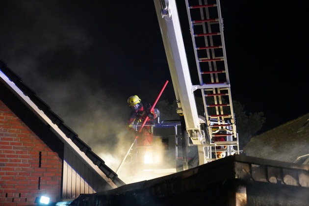 FW-SE: Feuer greift auf Doppelhaushälfte über - acht Personen betroffen
