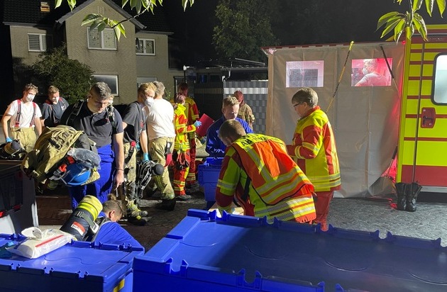 FW Lehrte: Großbrand in Sievershausen: Feuerwehr verhindert Übergreifen auf Garagen und Wohnhaus