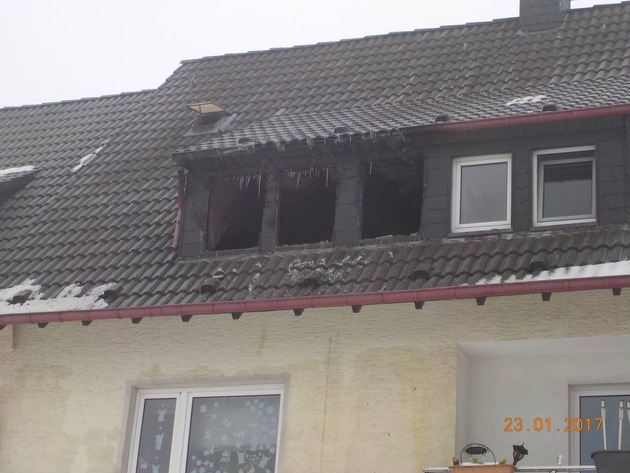 FW-LÜD: Wohnungsbrand fordert Menschenleben/
Ein ausgedehnter Wohnungsbrand in der Dachgeschosswohnung eines Mehrfamilienhauses forderte am frühen Montagmorgen einen Toten.