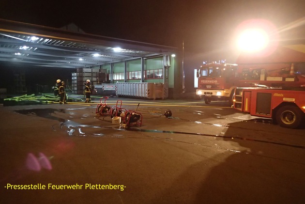 FW-PL: Härtebad brannte. Zwei Mitarbeiter vermisst. Übung der Feuerwehr im Industriegebiet