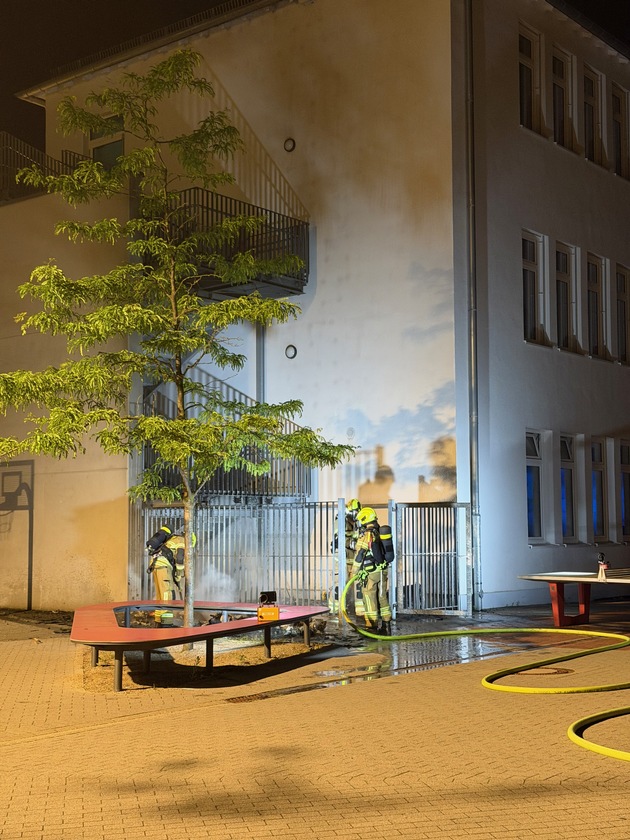 FW Paderborn: Gemeldeter Dachstuhlbrand entpuppt sich als Mülltonnenbrand am Reismann-Gymnasium