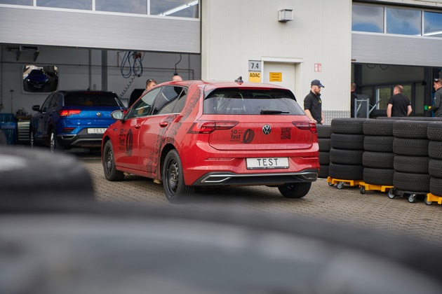 ADAC Ganzjahresreifentest mit 16 Kleinwagen-Modellen / Nur einmal Gesamtnote "gut"/ Keine Kaufempfehlung für acht Modelle