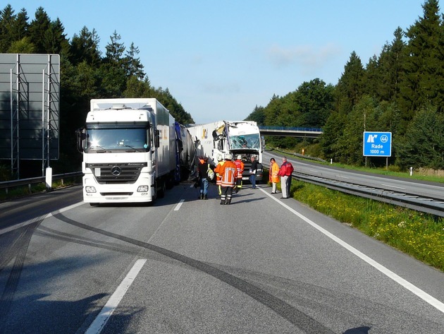 POL-WL: Lkw-Unfall führt zu langen Staus ++ Kleintransporter landet auf Dach, zwei Leichtverletzte ++ Tageswohnungseinbruch ++ und weitere Meldungen