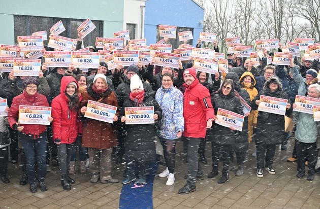 Deutsche Postcode Lotterie: Großes Neujahrsglück im Landkreis Vorpommern-Greifswald: Postcode Lotterie verteilt 1,4 Millionen Euro an Gewinnergruppe