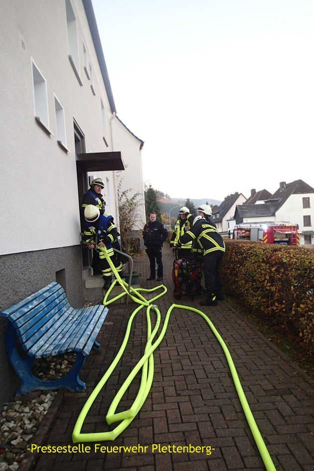 FW-PL: Rauch drang aus Wohnung in der Rheinlandstraße im OT Stadtmitte. Rauchmelder warnten Bewohner. Probleme bei der Anfahrt der Feuerwehr