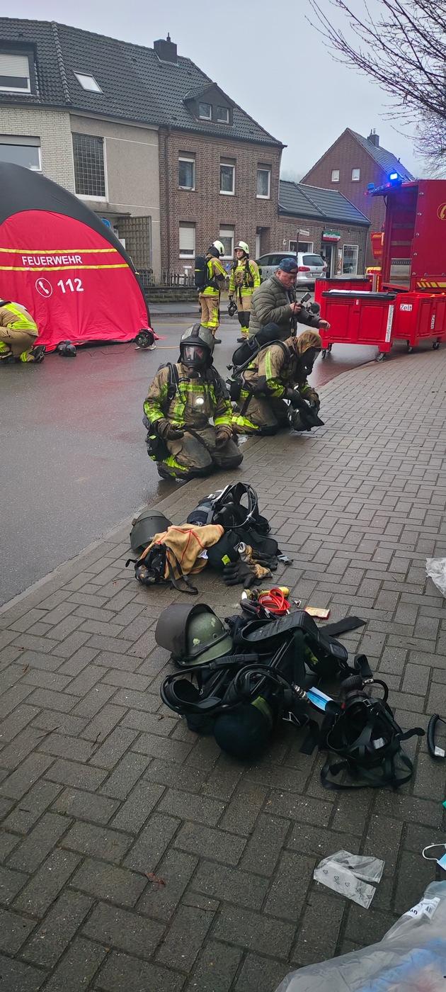 FW Grevenbroich: Feuer in Grevenbroich / Tiefgarage stark besch&auml;digt, zwei Autos zerst&ouml;rt, eine Person verletzt (Abschlussmeldung)