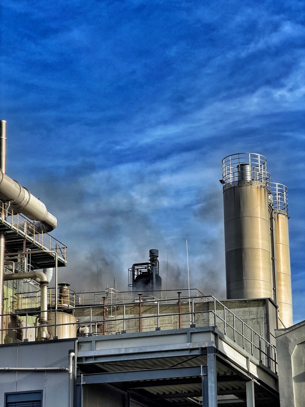 FW-NE: Feuer in Industriehalle im Neusser Hafengebiet | Maschinenbrand greift auf Dach über | Zwei Personen verletzt