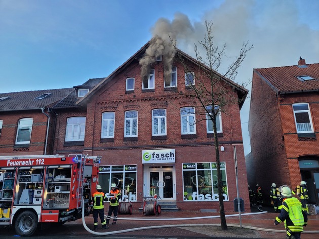 FW-ROW: Feuer im Dachgeschoss eines Wohn- und Geschäftshauses im Stadtzentrum