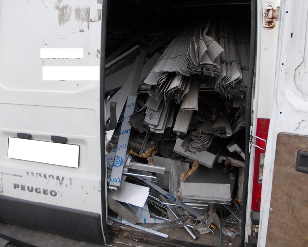 POL-MI: Polizei stoppt Klein-Lkw mit Altmetall: Beamten vermuten Metalldiebstahl