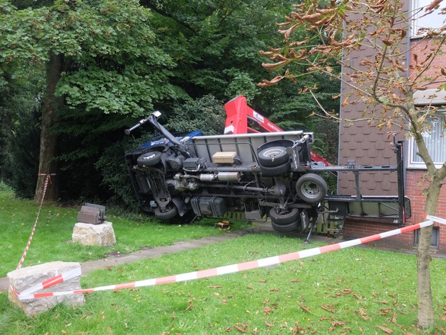 FW-GE: Schwerer Arbeitsunfall in Gelsenkirchen Buer - Hubarbeitsbühne umgestürzt - 1 Person schwer verletzt