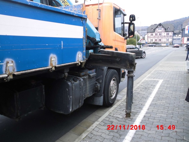 POL-LDK: Lkw-Stütze löst sich und reist geparkten Kleinwagen mit