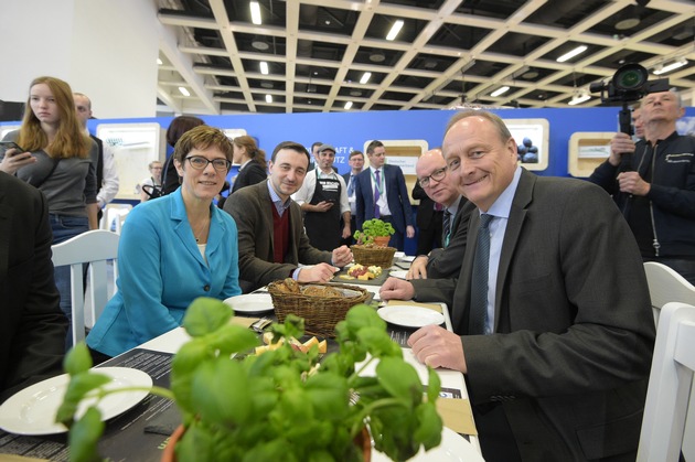 CDU-Vorsitzende Kramp-Karrenbauer auf Grüner Woche 2019 - &quot;Die Grüne Woche macht den Wert der Landwirtschaft deutlich&quot;
