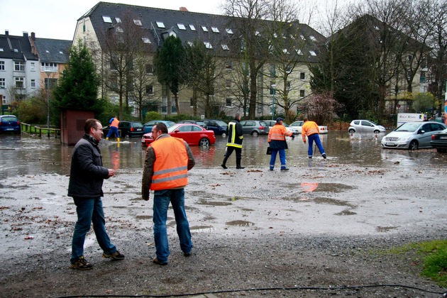 FW-E: Wasserrohrbruch in Steele, Keller mehrerer Wohn- und Geschäftshäuser und der Wochenmarkt stehen unter Wasser