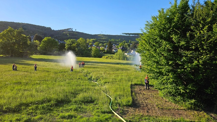 FW-AR: Jugendfeuerwehr simuliert Vegetationsbrandbekämpfung