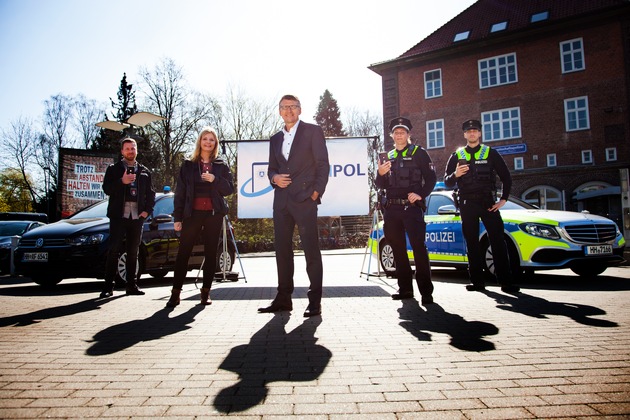 POL-HH: Smartphone statt Merkbuch: Polizeipräsident Ralf Martin Meyer übergibt 1400 Diensthandys an den Vollzug