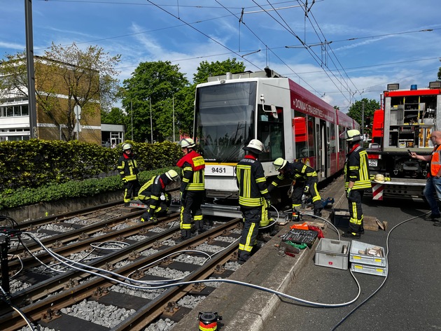FW-BN: Ereignisreicher Vormittag für Feuerwehr und Rettungsdienst Bonn - Eingleisung einer Straßenbahn, Wohnungsbrand mit Menschenrettung und zahlreiche Rettungsdiensteinsätze
