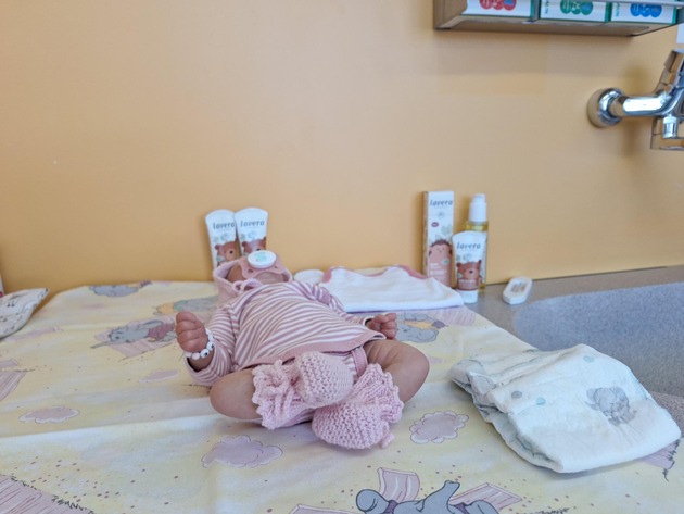 lavera spendet rund 10.000 Pflegeprodukte an das Johannes Wesling Klinikum Minden / Naturkosmetik Baby- und Kinderpflegeprodukte für die Universitätsklinik für Kinder- und Jugendmedizin
