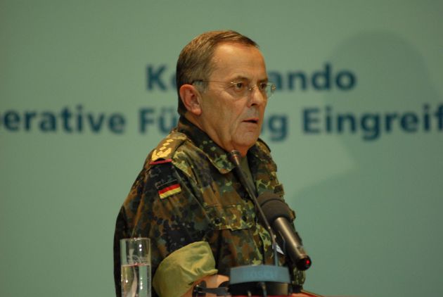 Bundeswehr - Pressemeldung: Generalinspekteur der Bundeswehr zertifiziert Ulmer Kommando: &quot;EU-Headline Goal 2010 ein gutes Stück näher&quot;