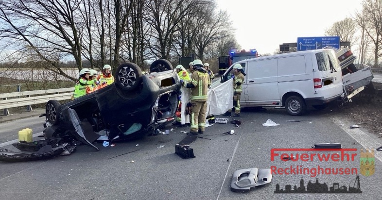 FW-RE: Schwerer Verkehrsunfall auf der BAB 43 - vier Verletzte, davon eine Person mit lebensbedrohlichen Verletzungen